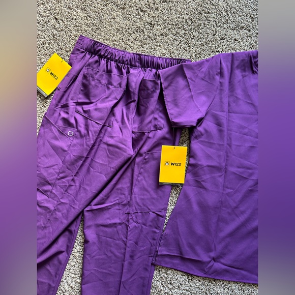 Wonder wink. Womens scrub set. Various sizes. - Picture 8 of 9